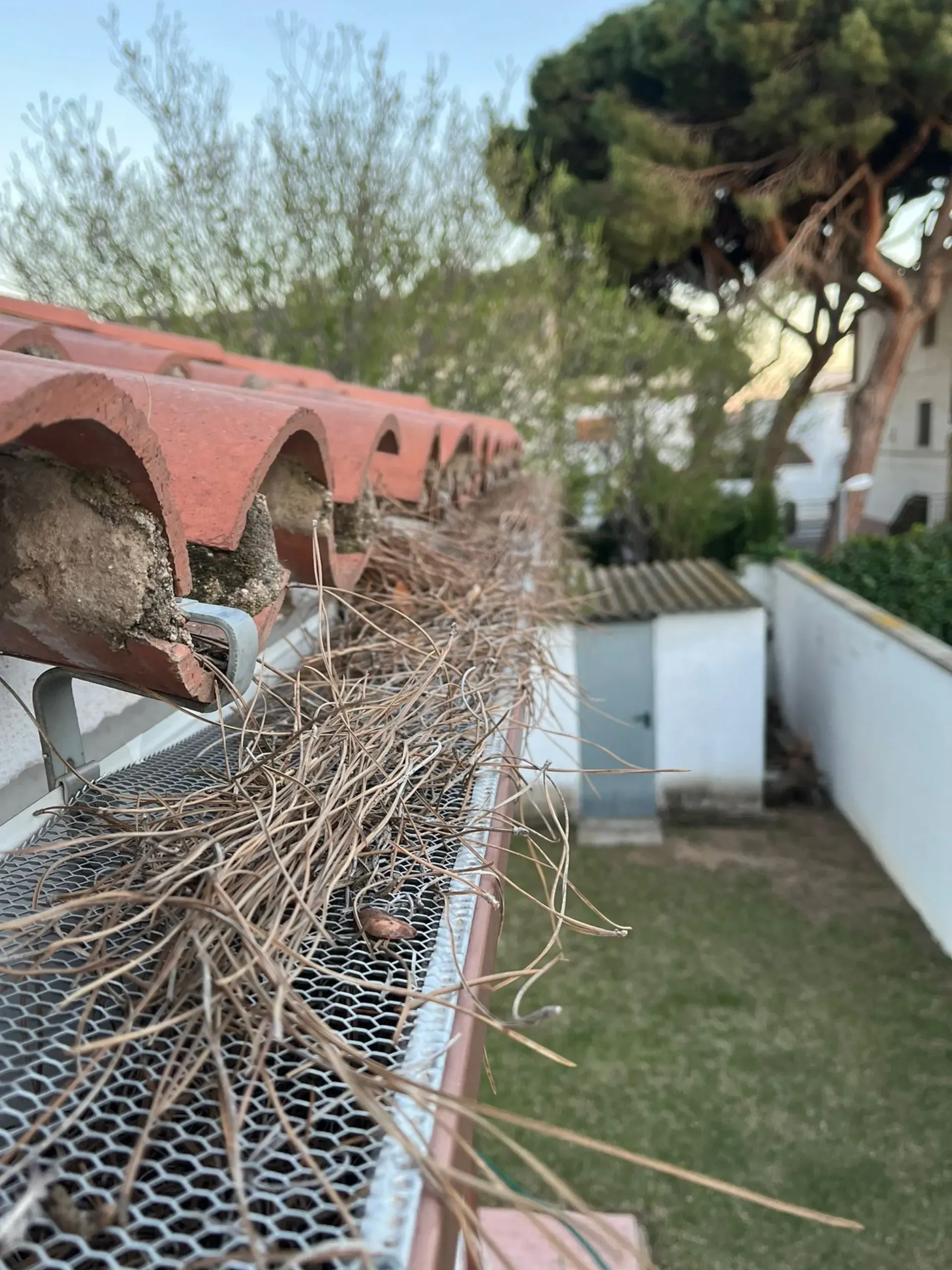 Reja Cubre Canal de Aluminio con pinaza.